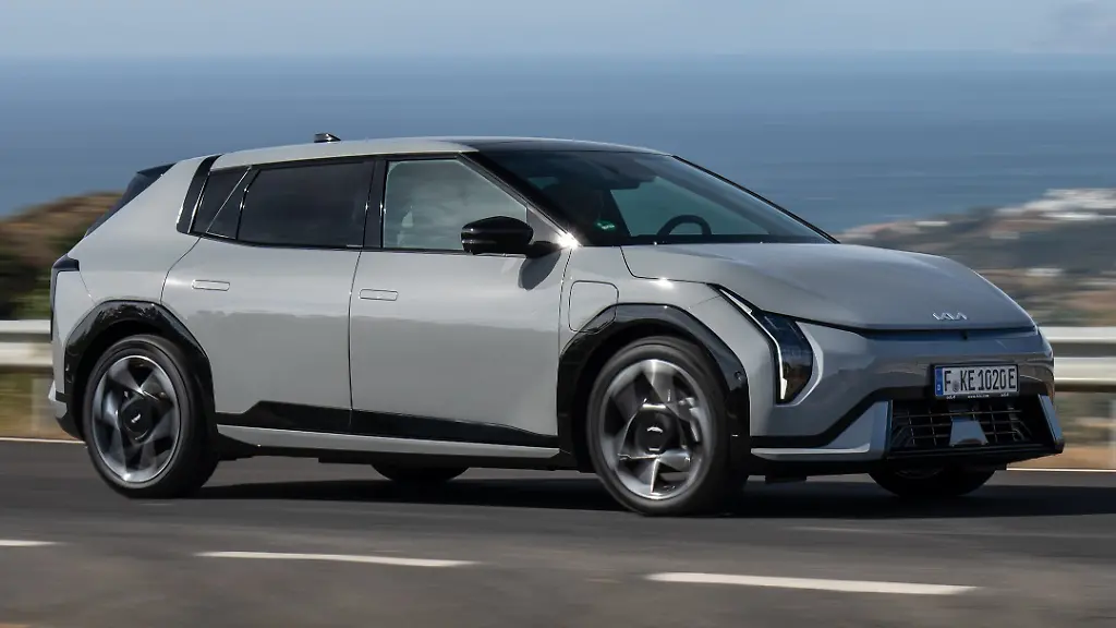 kia-ev4-gt-line-wolf-gray-dynamic-print-3600x2400-010