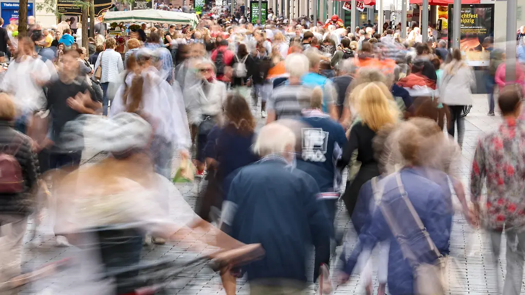 Zahlreiche-Passanten-gehen-durch-eine-Fussgaengerzone