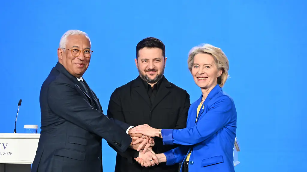 Der-ukrainische-Praesident-Wolodymyr-Selenskyj-EU-Kommissionspraesidentin-Ursula-von-der-Leyen-und-EU-Ratspraesident-Antonio-Costa-geben-sich-nach-einer-Pressekonferenz-die-Haende