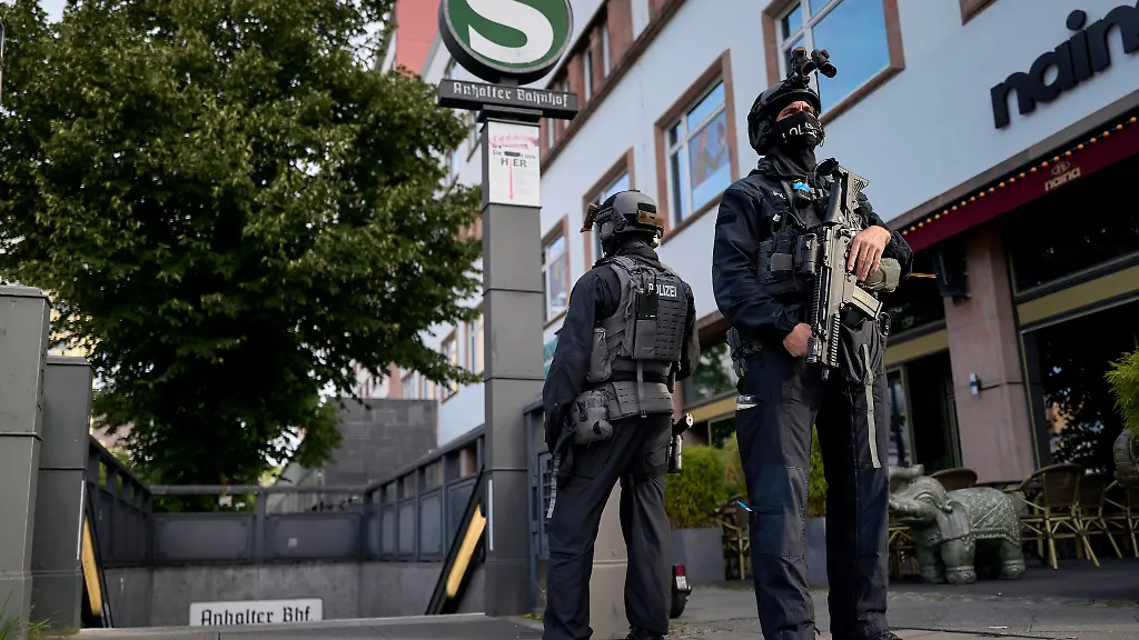 Berlins-Innensenatorin-erhebt-Vorwuerfe-wegen-fehlerhafter-Schutzplatten-in-Westen-der-Polizei