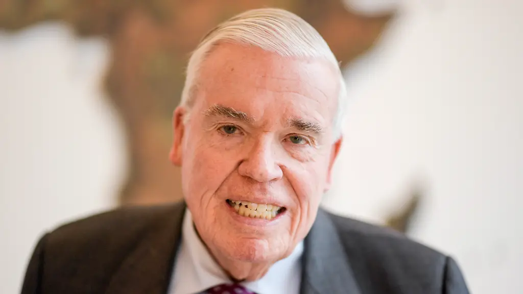 Klaus-Michael-Kuehne-Unternehmer-steht-im-Hauptsitz-der-Kuehne-und-Nagel-AG-Zu-dpa-Milliardaer-Kuehne-verdoppelt-Anteil-an-Brenntag-Klaus-Michael-Kuehne-HSV-Investor-und-Kritiker-ist-derzeit-sehr-zufrieden-mit-dem-Hamburger-Fussball-Zweitligisten