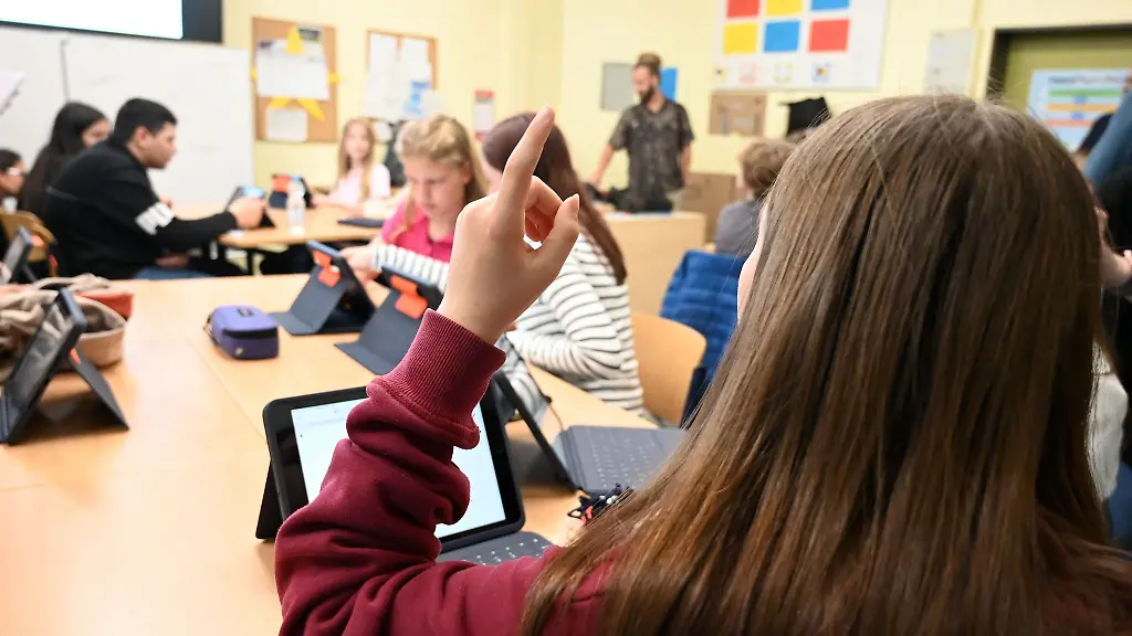 Sachsen-Anhalts-Schueler-und-Schuelerinnen-und-Lehrkraefte-sollen-kuenftig-den-KI-Chatbot-AIS-chat-einsetzen-duerfen