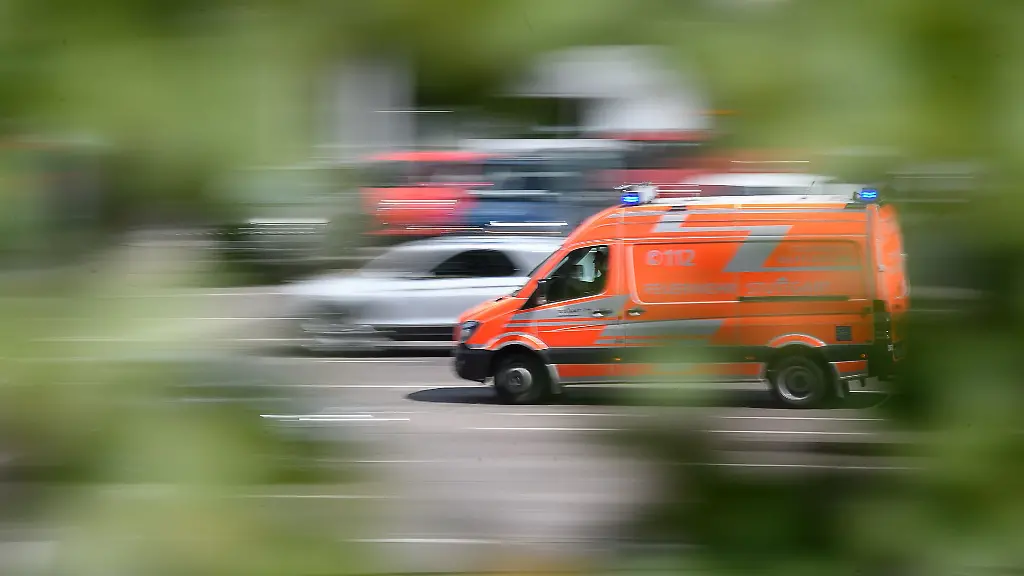 Der-Rettungsdienst-brachte-den-Mann-in-eine-Klinik