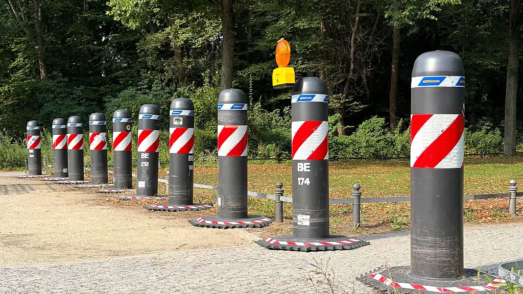 Die-Polizei-muss-zum-Schutz-von-Demonstrationen-immer-wieder-Poller-aufstellen-Innensenatorin-Spranger-will-die-Strasse-des-17-Juni-im-Tiergarten-dauerhaft-besser-abriegeln