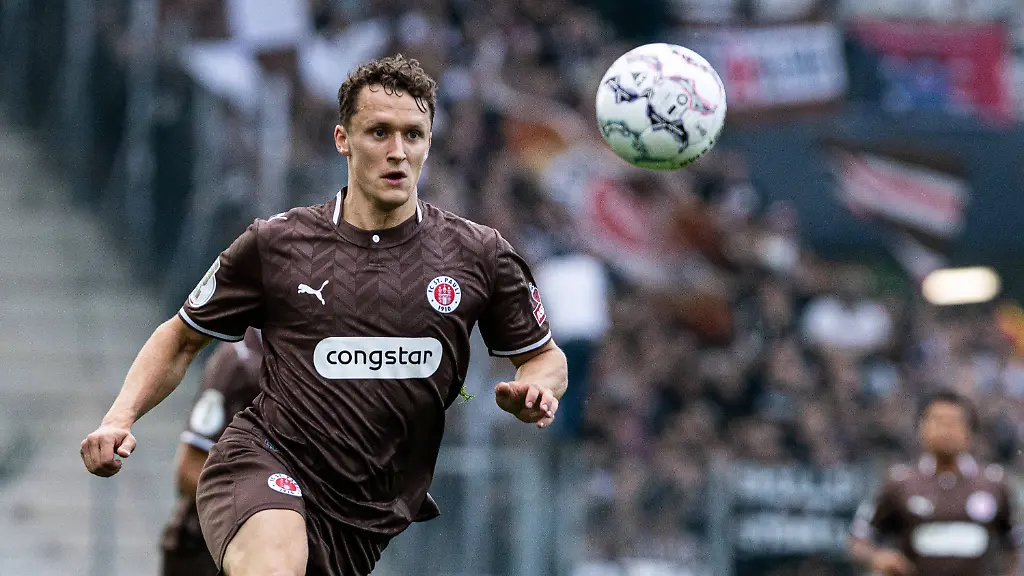 DFB-Pokal-2026-2027-1-Runde-Rot-Weiss-Essen-FC-St-Pauli-23-08-2026-Martijn-Kaars-FC-St-Pauli-19-DFB-Pokal-2026-2027-1-Runde-Rot-Weiss-Essen-FC-St-Pauli-Stadion-an-der-Hafenstrasse-Essen-23-08-2026-DFB-regulations-prohibit-any-use-of-photographs-as-image-sequences-and-or-quasi-video-DFB-Cup-20262027-1st-Round-Rot-Weiss-Essen-vs-FC-St-Pauli-August-23-2026-Martijn-Kaars-FC-St-Pauli-19-DFB-Cup-20262027-First-Round-Rot-Weiss-Essen-vs-FC-St-Pauli-Stadion-an-der-Hafenstrasse-Essen-August-23-2026-DFB-regulations-prohibit-any-use-of-photographs-as-image-sequences-and-or-quasi-video