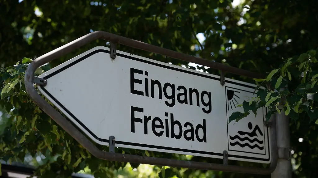 Bei-heissem-Wetter-finden-viele-den-Weg-ins-Freibad-Symbolbild