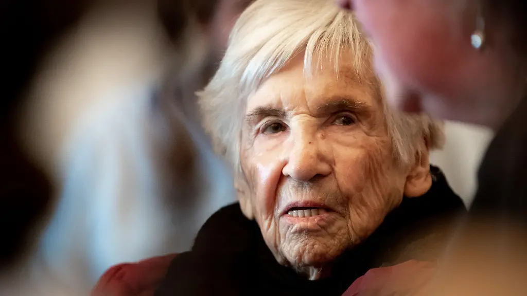 Hamburg-ehrt-die-2021-verstorbene-Holocaust-Ueberlebende-Esther-Bejarano