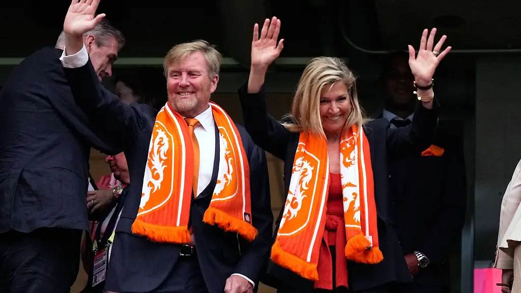 Koenig-Willem-Alexander-hier-mit-Koenigin-Maxima-bei-der-Fussball-WM-in-den-USA-pflanzt-in-Hitzacker-eine-Koenigslinde-neu