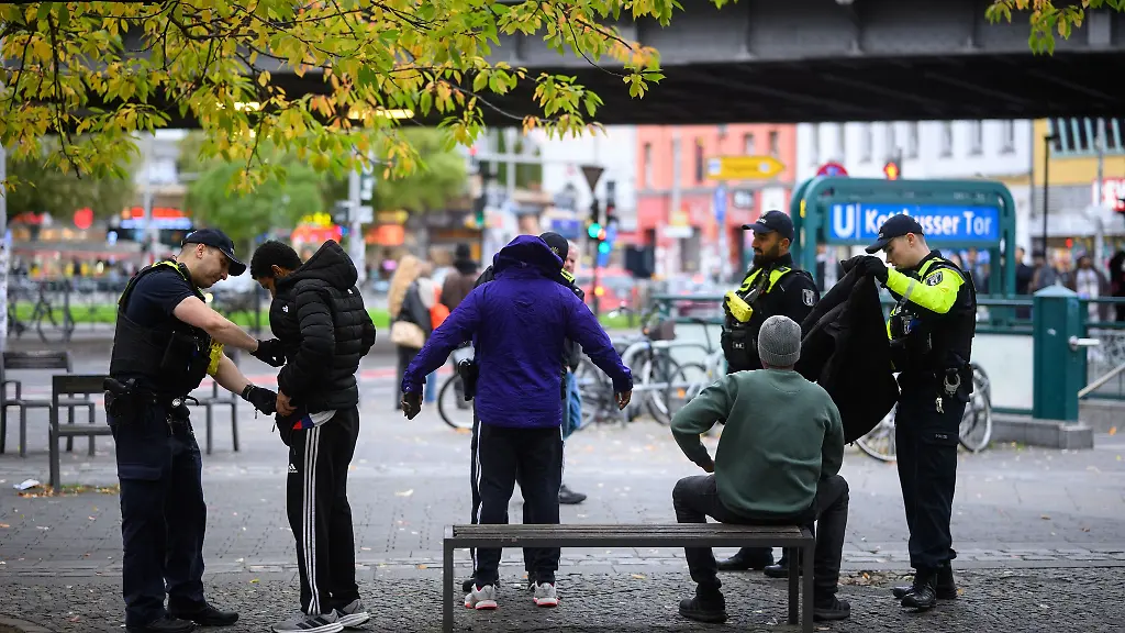 Am-Kottbusser-Tor-in-Berlin-Kreuzberg-sollen-nun-Kameras-mit-KI-Unterstuetzung-die-Lage-ueberwachen