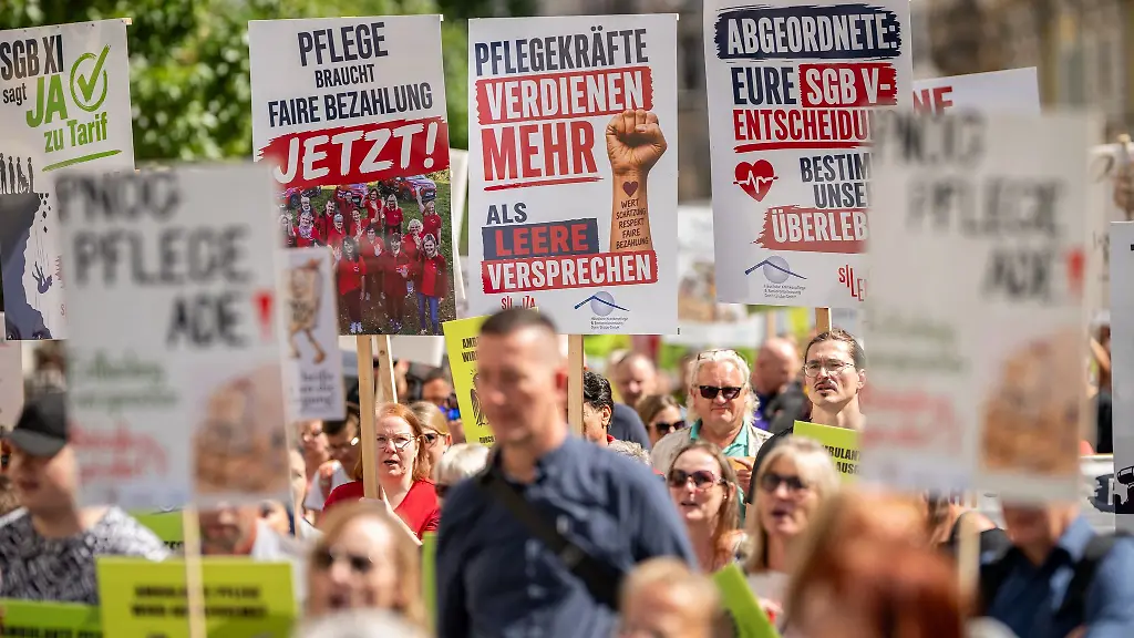 Mehrere-100-Menschen-haben-in-Erfurt-gegen-die-Reformplaene-bei-der-Pflege-demonstriert