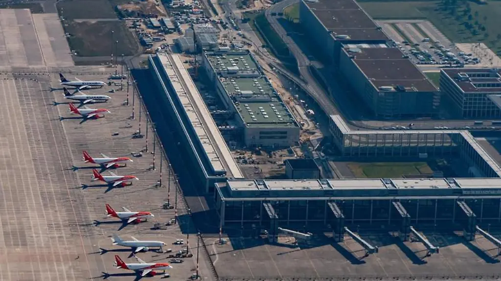 Blick-auf-den-kuenftigen-Hauptstadtflughafen-BER