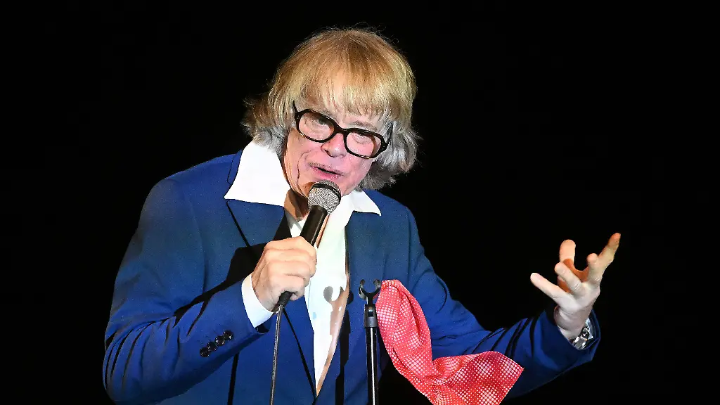 Helge-Schneider-live-auf-der-Buehne-am-07-05-2026-in-Muenchen-Circus-Krone-Das-Bild-zeigt-Komiker-Kabarettist-Schauspieler-Saenger-und-Multiinstrumentalist-Helge-Schneider