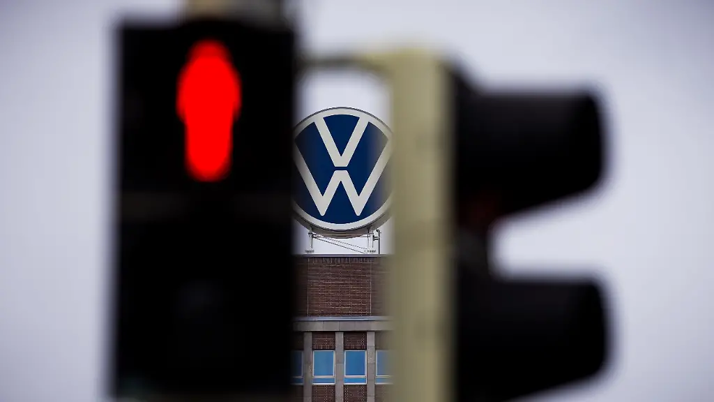 Aussenansicht-des-VW-Stammwerks-in-Wolfsburg-Am-Tag-der-Aufsichtsratssitzung-der-Volkswagen-AG-in-Wolfsburg-organisiert-die-IG-Metall-bundesweit-Informations-und-Protestaktionen-an-zahlreichen-Standorten-des-Konzerns
