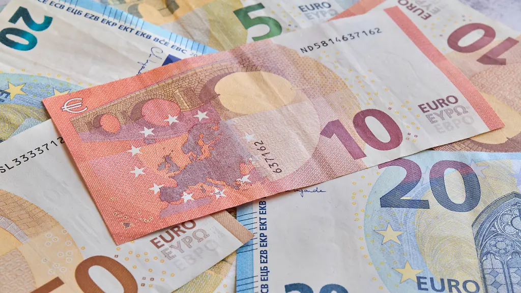 Euro-Banknotes-And-Coins-Euro-banknotes-of-5-10-20-and-50-denominations-are-seen-fanned-out-and-overlapping-with-the-reverse-side-of-a-10-euro-note-showing-the-map-of-Europe-visible-at-the-center-in-this-illustration-photo-taken-on-August-13-2026-San-Ferdinando-di-Puglia-BT-Italy-PUBLICATIONxNOTxINxFRA-Copyright-xMatteoxDellaxTorrex-originalFilename-dellatorre-notitle260813-np7za
