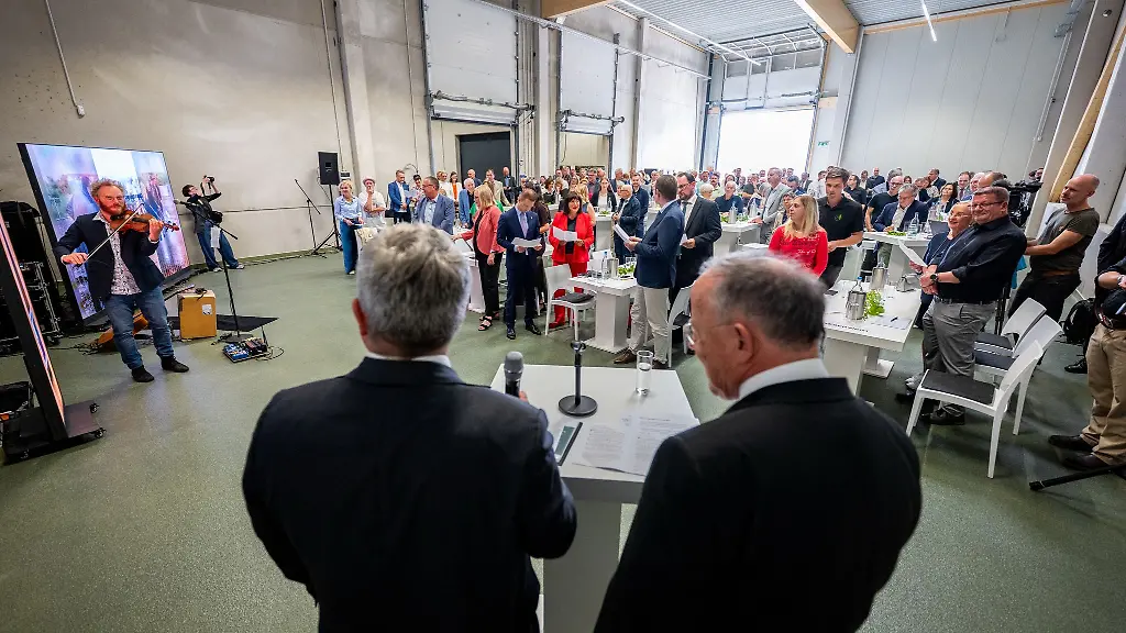 Landesbischof-Friedrich-Kramer-l-und-Bischof-Ulrich-Neymeyr-haben-in-Erfurt-die-neue-Weinwerkstatt-des-Weinguts-der-Vereinigten-Kirchen-Klosterkammer-eroeffnet