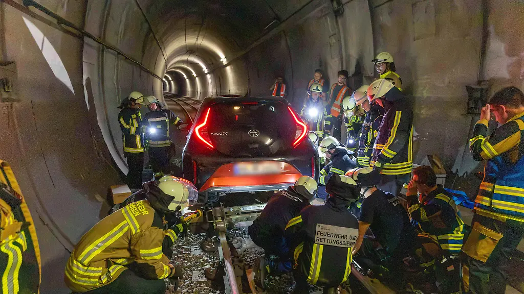Feuerwehrleute-arbeiten-an-einem-Auto-das-in-einem-U-Bahn-Tunnel-steckt-Eine-Frau-ist-in-Bochum-mit-ihrem-Auto-rund-einen-Kilometer-weit-in-einen-U-Bahn-Tunnel-gefahren