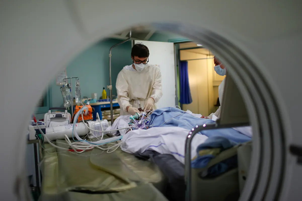 2020-05-06T000000Z-1918792644-RC25JG9KMWJ2-RTRMADP-3-HEALTH-CORONAVIRUS-FRANCE-HOSPITAL