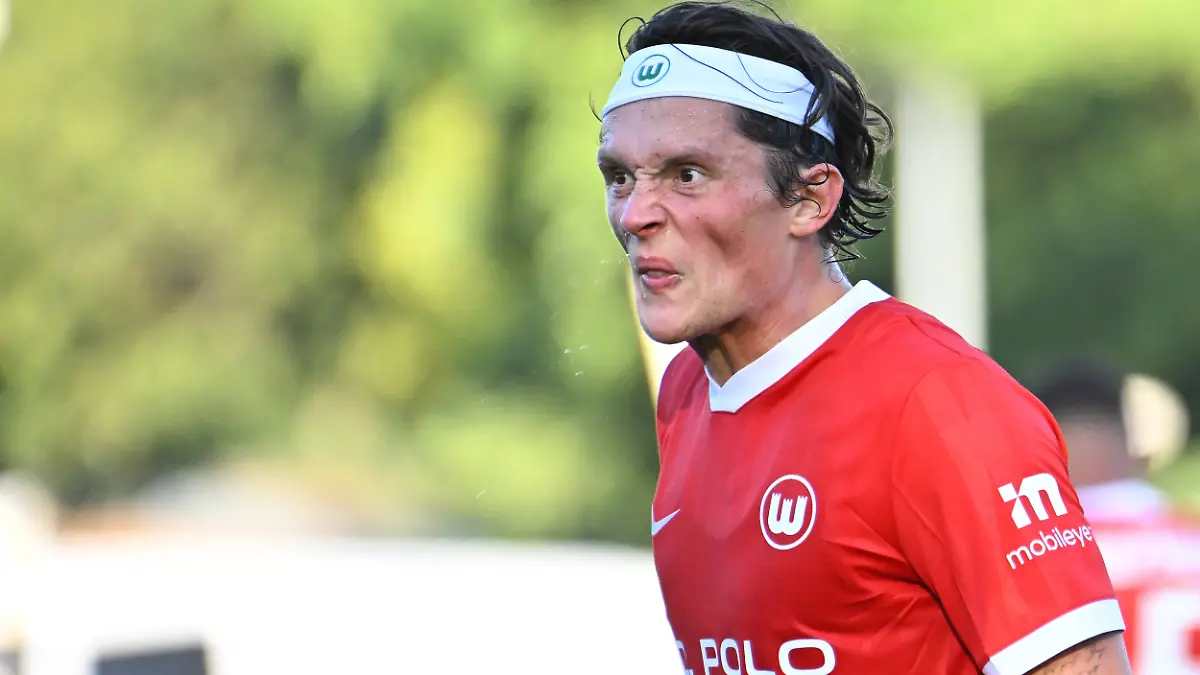 24-08-2026-xlakx-Fussball-DFB-Pokal-1-Runde-VSG-Altglienicke-VfL-Wolfsburg-v-l-Fabian-Reese-VfL-Wolfsburg-11-enttaeuscht-schaut-enttaeuscht-niedergeschlagen-disappointed-DFL-DFB-REGULATIONS-PROHIBIT-ANY-USE-OF-PHOTOGRAPHS-as-IMAGE-SEQUENCES-and-or-QUASI-VIDEO-Berlin-August-24-2026-xlakx-Soccer-DFB-Cup-1st-Round-VSG-Altglienicke-vs