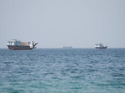 Bild: Vor der Küste des Omans: Tanker in Straße von Hormus manövrierunfähig geschossen