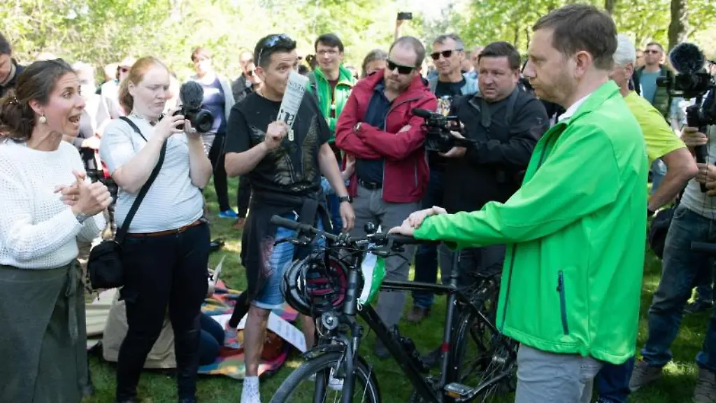 Michael-Kretschmer-CDU-r-Ministerpraesident-von-Sachsen-spricht-mit-Anhaengern-von-Verschwoerungstheorien