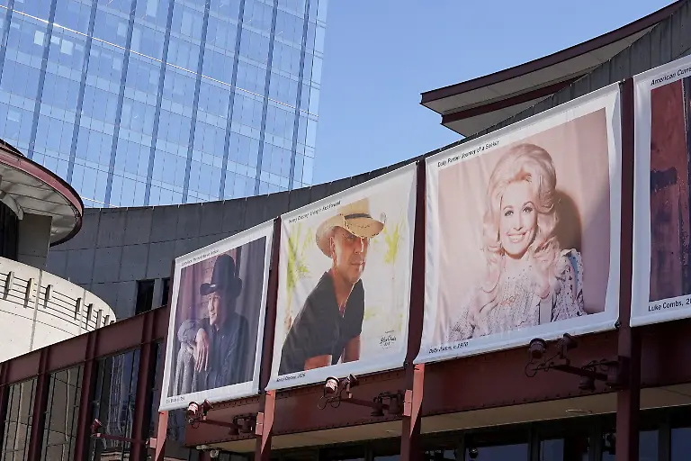 2026-08-25T185401Z_478191229_RC2U5NAO6QRH_RTRMADP_3_PEOPLE-DOLLY-PARTON