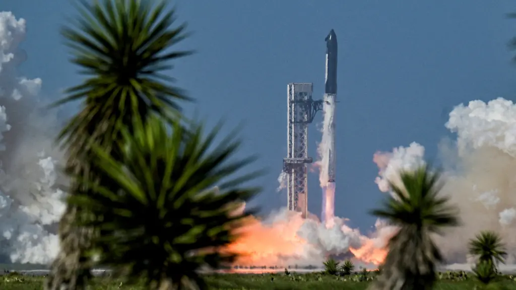 2026-08-25T165128Z_869930641_RC2NKMAB5C5P_RTRMADP_3_SPACE-SPACEX-LOUISIANA