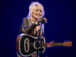 Eine Woche Trauerbeflaggung : Dolly Parton wird in den USA größere Ehre als dem Papst zuteil 