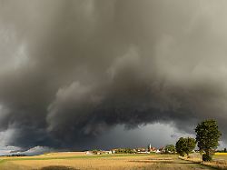 Gefährlicher Wetterwechsel: Erst schwüle Saharahitze, dann großräumige Unwetterlage