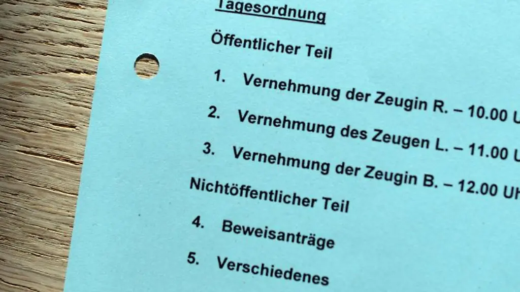 Die-Tagesordnung-liegt-auf-einem-Pult-im-Landtag-von-Nordrhein-Westfalen
