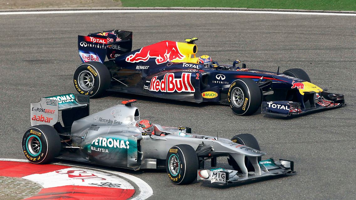 Duell der Überholwütigen: Prinz Michael Schumacher passiert König Mark Webber im Red Bull.