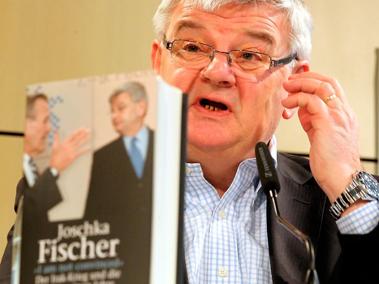 In der Akademie der Künste in Berlin stellte Fischer sein neues Buch "'I am not convinced' - Der Irak-Krieg und die rot-grünen Jahre" vor.