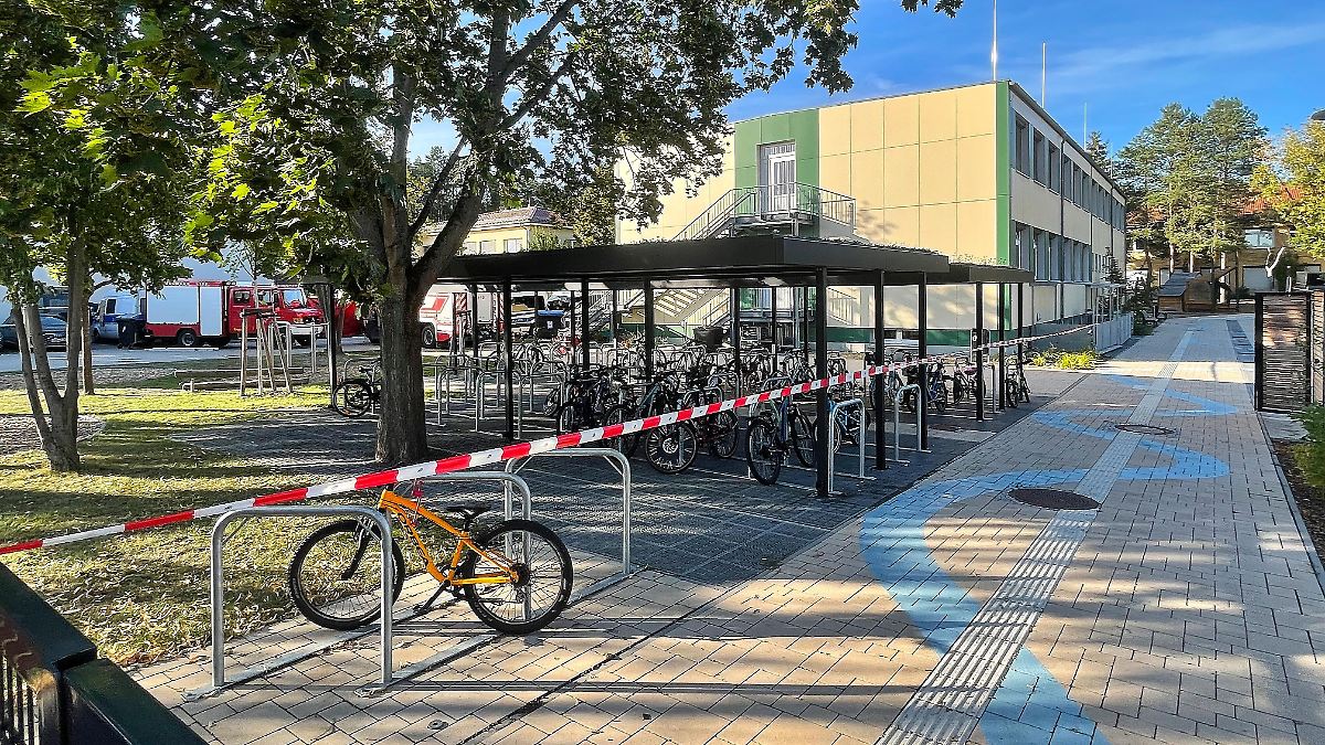 Beziehungstat in Neu Zittau: 19-Jähriger tötet zwei Menschen in Schule bei Berlin