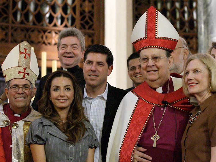 Reverend Alberto Cutie (M.) und links neben ihm seine Freundin Ruhama Buni Canellis neben Bischof Frade und dessen Frau Diana.