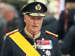 Familie bringt ihn heim : Sarg mit König Harald wird zum Schloss überführt 