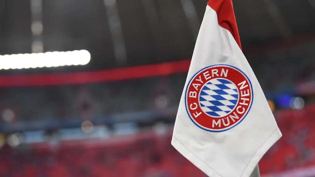 Das-Vereinswappen-des-FC-Bayern-Muenchen-ist-auf-der-Eckfahne-zu-sehen
