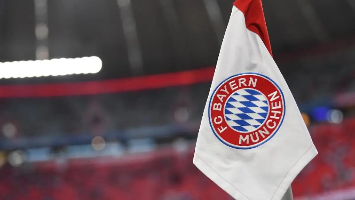 Das-Vereinswappen-des-FC-Bayern-Muenchen-ist-auf-der-Eckfahne-zu-sehen