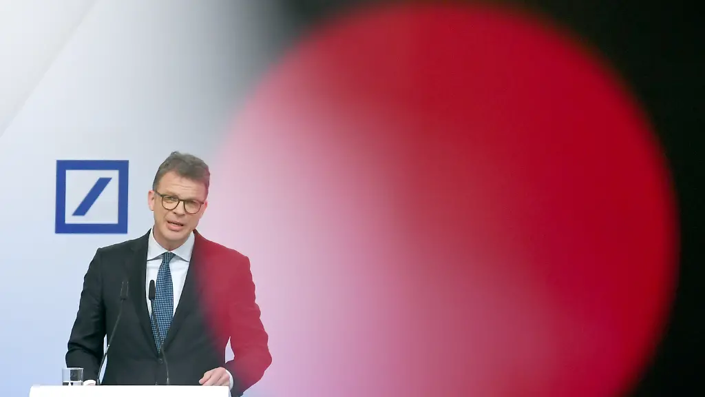 Deutsche-Bank-Chef-Christian-Sewing-muss-mitten-in-der-Corona-Krise-18-000-Jobs-streichen