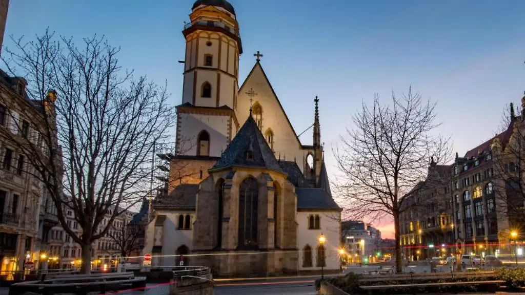 Abendrot-leuchtet-hinter-der-Thomaskirche-in-Leipzig