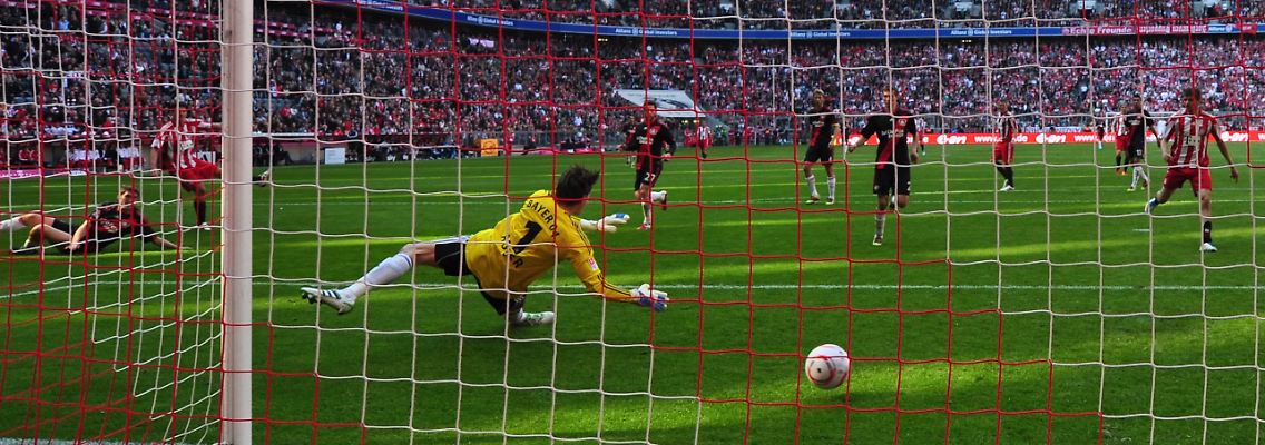 Der dritte Streich von Mario Gomez: Kurz vor dem Halbzeitpfiff komplettiert der Nationalstürmer seinen Hattrick und trifft zum 4:0-Pausenstand.