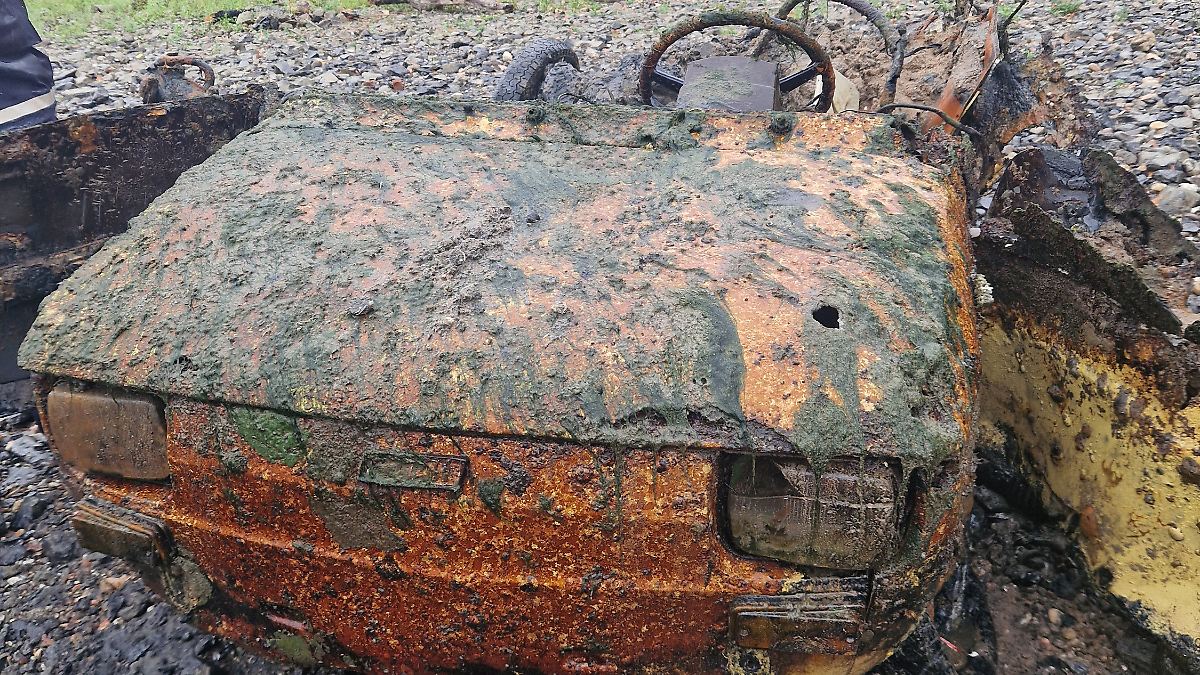 Discovery due to low water: Car wreck with bone fragments discovered in ...
