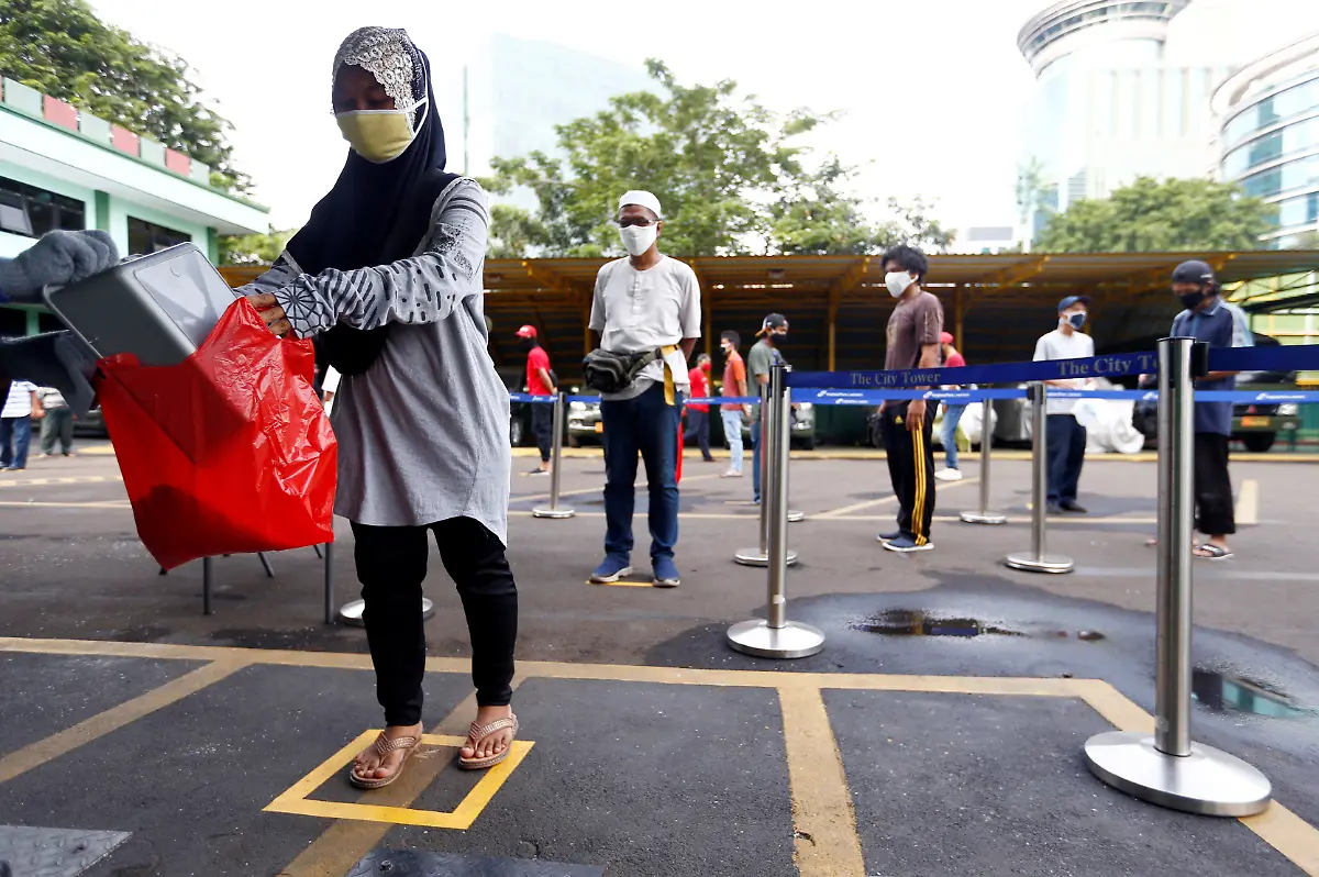 2020-05-04T000000Z-1575740524-RC2PHG9V52TP-RTRMADP-3-HEALTH-CORONAVIRUS-INDONESIA