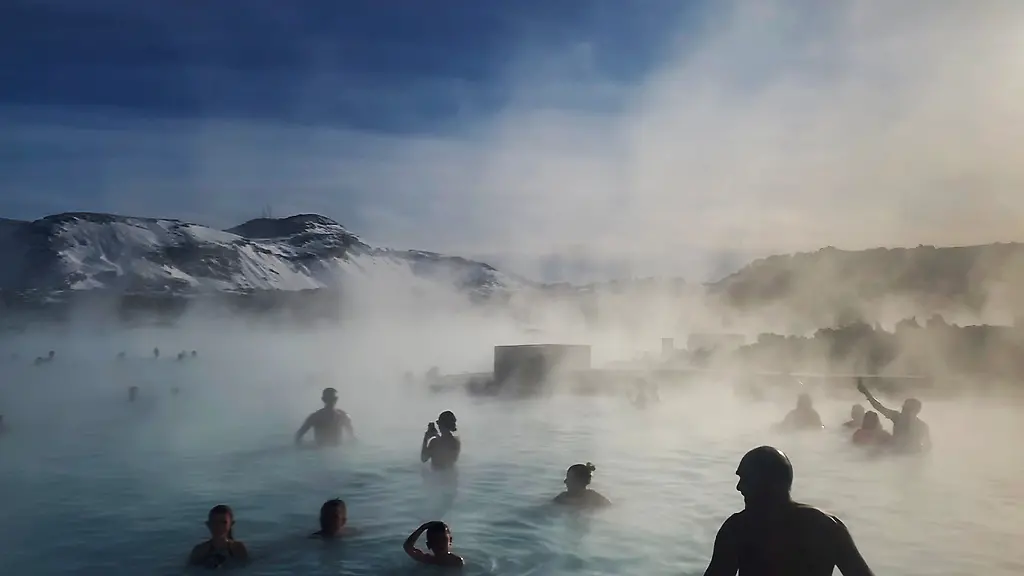 Beliebt-bei-Touristen-in-Island-die-Blaue-Lagune-ein-grosser-Thermalsee-in-der-Naehe-der-Hauptstadt-Reykjavik