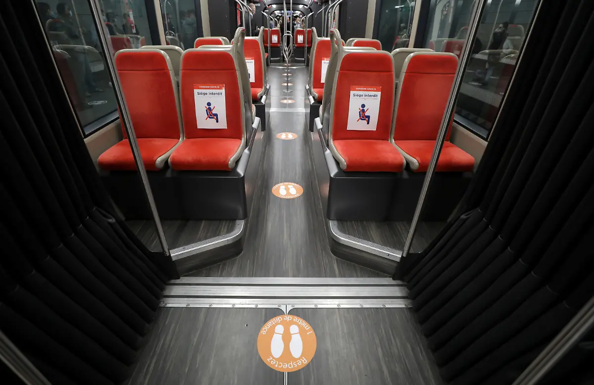 2020-05-06T000000Z-609876583-RC2ZIG9F79G9-RTRMADP-3-HEALTH-CORONAVIRUS-FRANCE