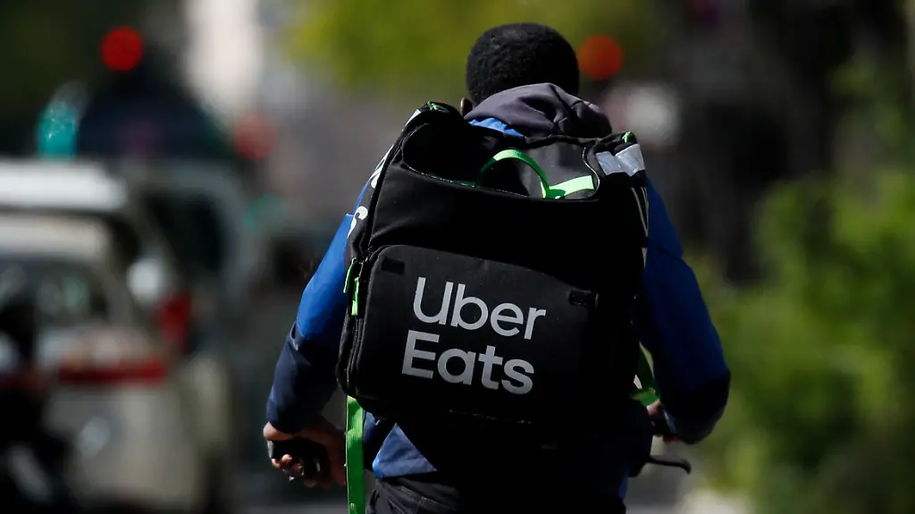 2020-04-27T000000Z-1379527172-RC2VCG9TMN1C-RTRMADP-3-HEALTH-CORONAVIRUS-BRITAIN-UBER