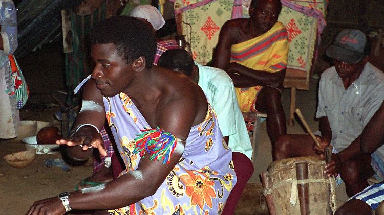 Ein Schamane der Saramka tanzt auf einer Beerdigungsfeier.