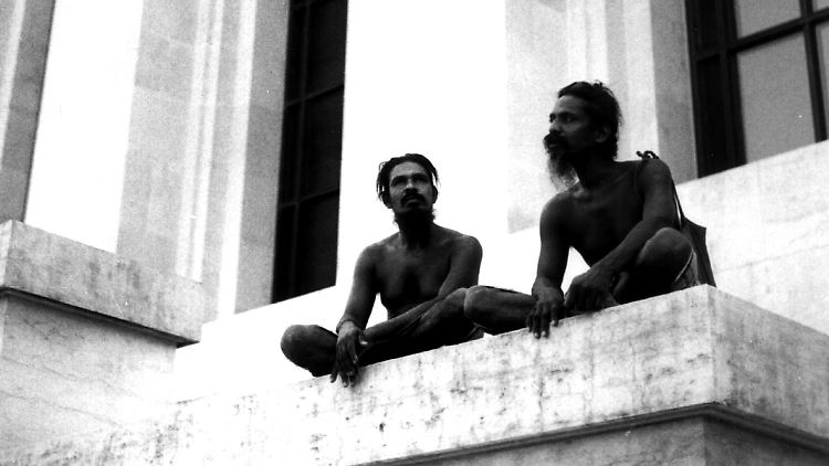 Zwei Indios des "Wald-Volkes" sitzen vor dem UN-Gebäude in Genf, um auf ihre Situation aufmerksam zu machen.