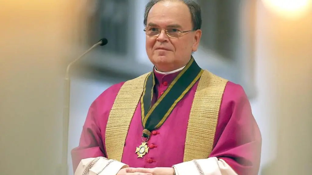 Bertram-Meier-Bischof-der-Dioezese-Augsburg-steht-im-Hohen-Dom-in-Augsburg