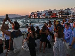 Selfie-Tourismus belastet: Warum Menschen im Urlaub gerne Schlange stehen