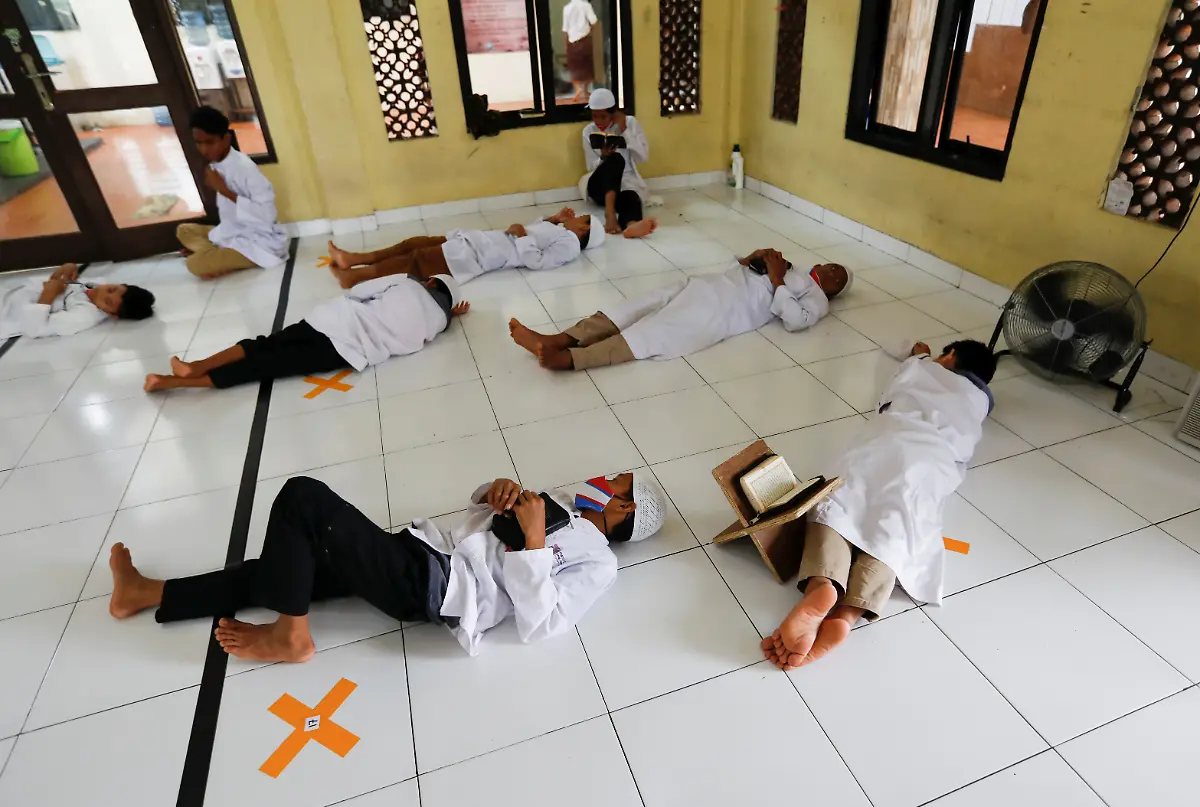 2020-05-09T000000Z-1905390906-RC2RKG9ICOIA-RTRMADP-3-HEALTH-CORONAVIRUS-RAMADAN-INDONESIA