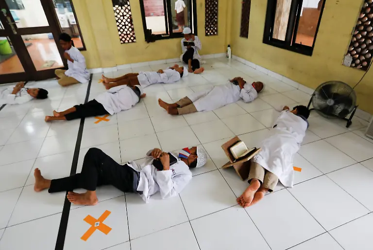 2020-05-09T000000Z-1905390906-RC2RKG9ICOIA-RTRMADP-3-HEALTH-CORONAVIRUS-RAMADAN-INDONESIA